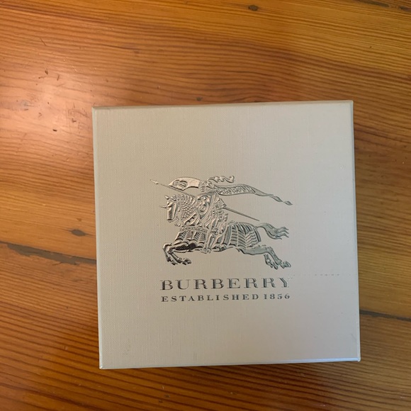 Rose gold Burberry watch with leather band. - Picture 6 of 6